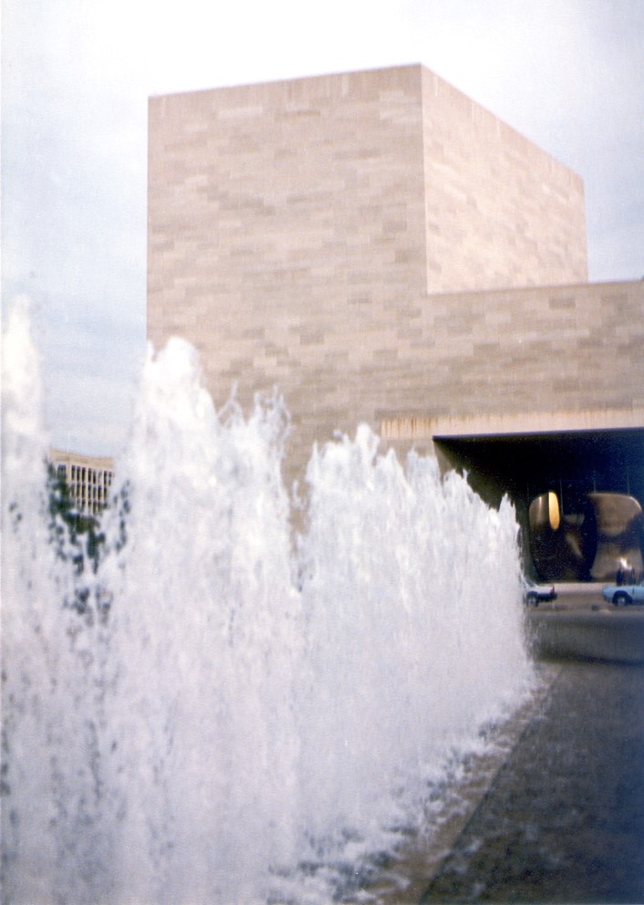 1983-10-E03